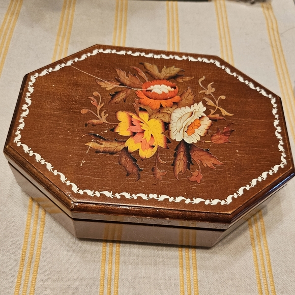Jewelry - Vintage Jewlery Music Box